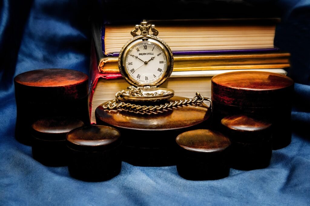 This image showing chain box with gold watch Chain-box-design